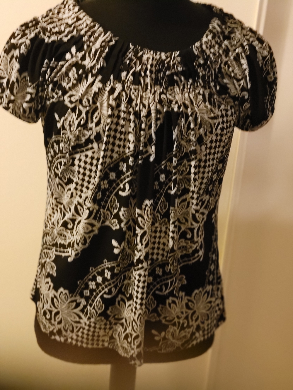 Black & White Floral Print Women’s Top